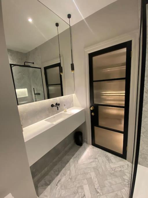 Luxury Georgian Apartment - 5 Minute Walk To Spa Bath Exterior photo