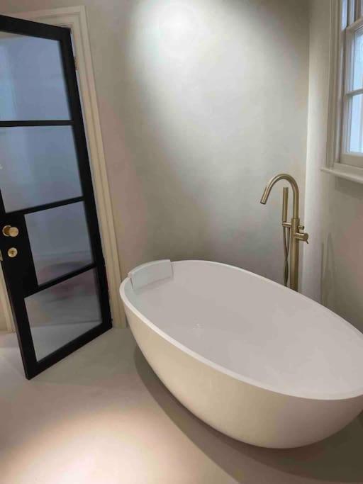 Luxury Georgian Apartment - 5 Minute Walk To Spa Bath Exterior photo