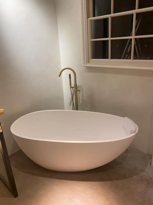 Luxury Georgian Apartment - 5 Minute Walk To Spa Bath Exterior photo